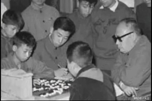 华体会体育官方网站-陈毅元帅正在全神贯注地与聂卫平下棋，在天赋面前，第一局就输了
